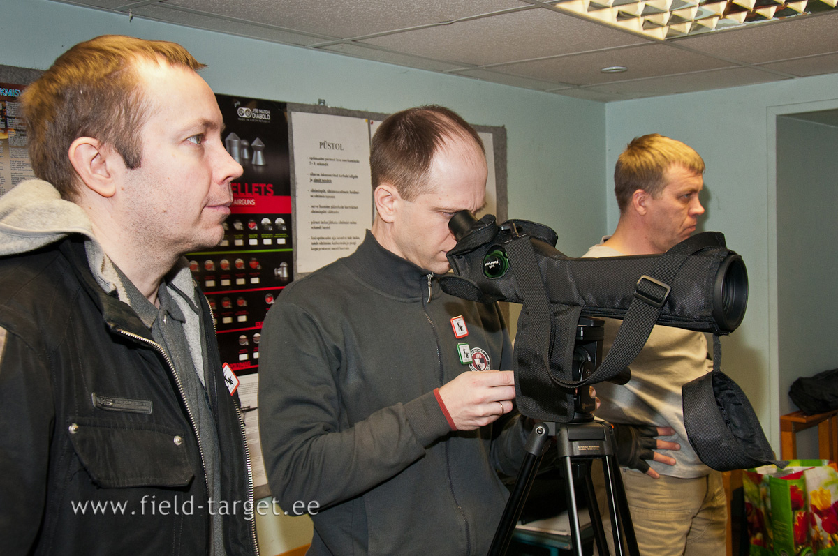 Indrek, keskel, jälgib läbi vaatlustoru võistluste vahetut kulgu